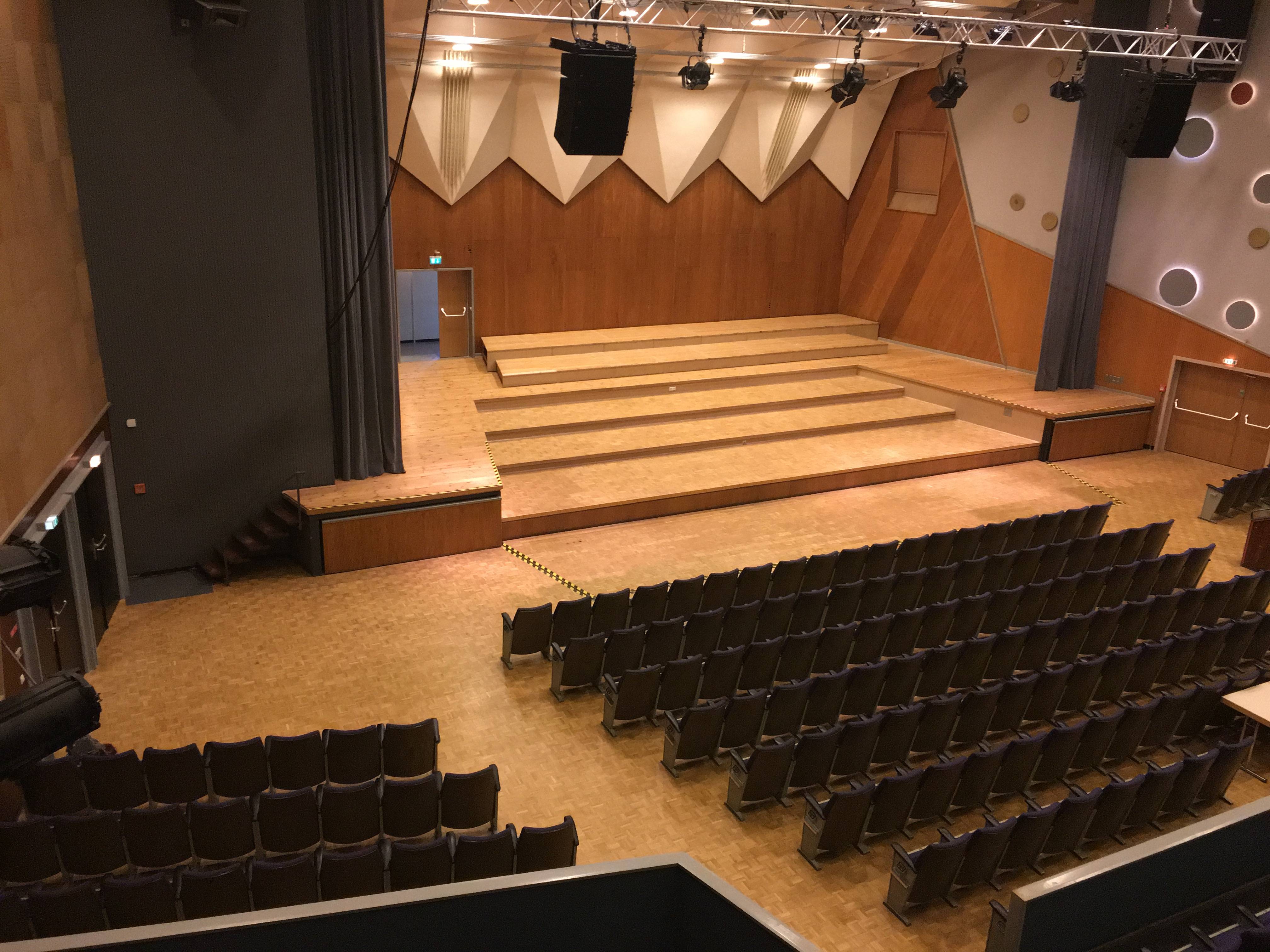 
    
            
                    Großer Saal im Dr.-Ernst-Hohner-Konzerthaus
                
        

