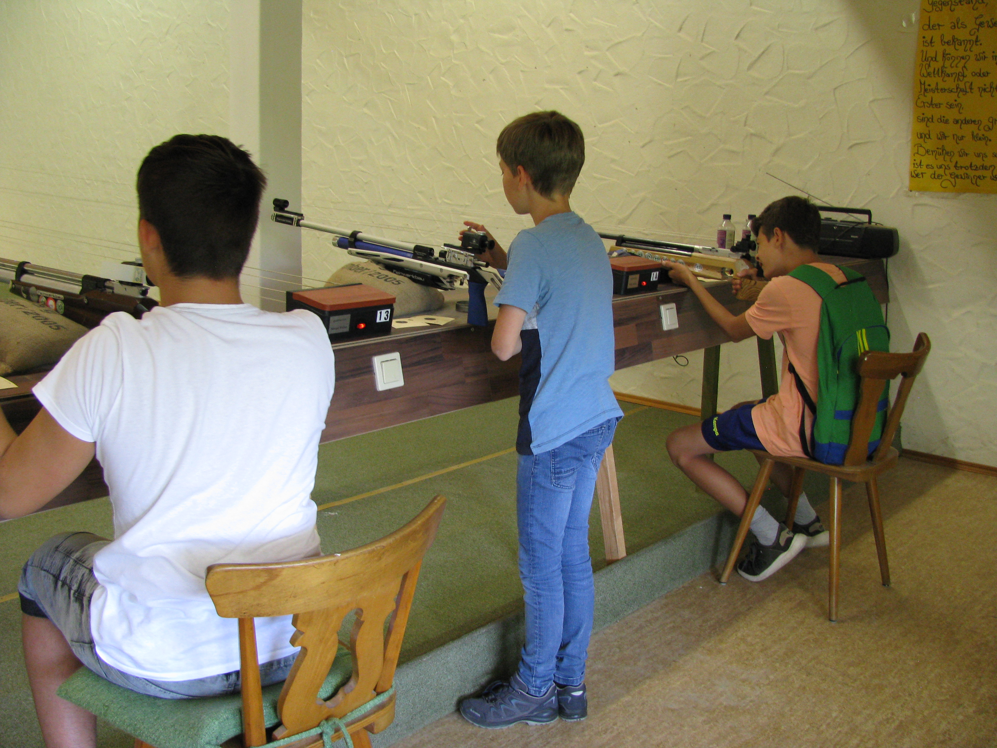 
    
            
                    Luftgewehrschießen für Kinder und Jugendliche
                
        
