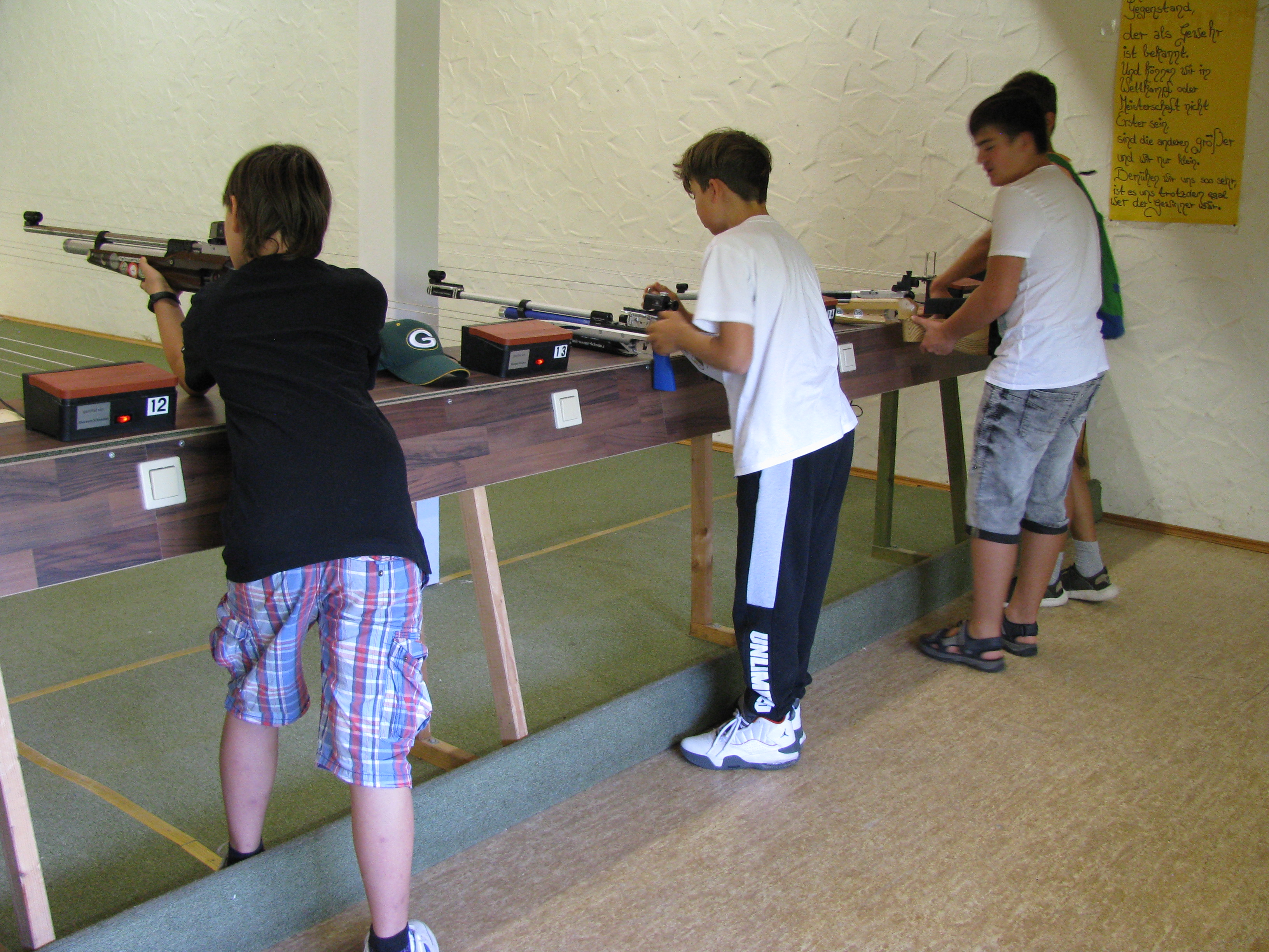 
    
            
                    Luftgewehrschießen für Kinder und Jugendliche
                
        
