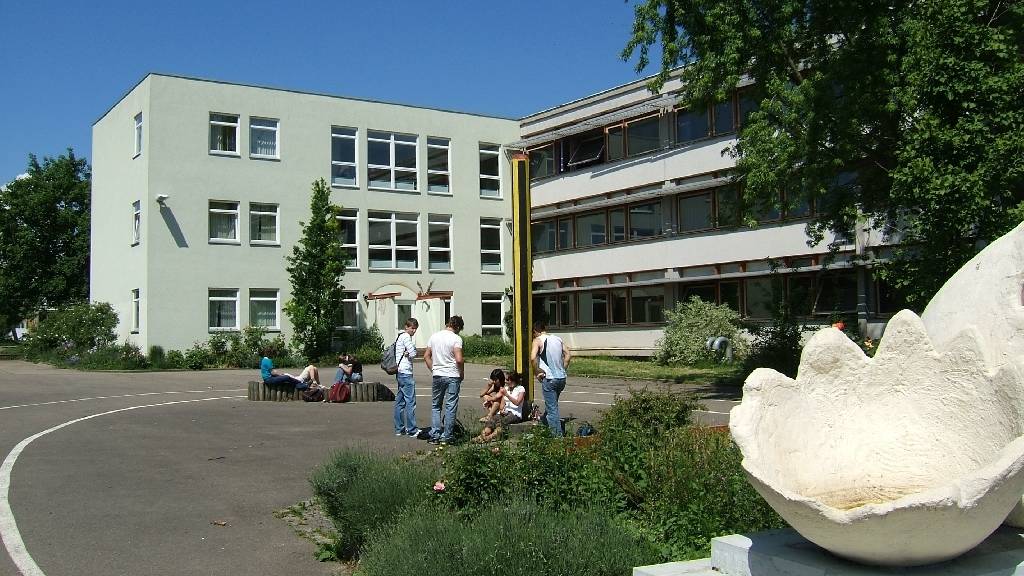 
    
            
                    Trossinger Gymnasium
                
        
