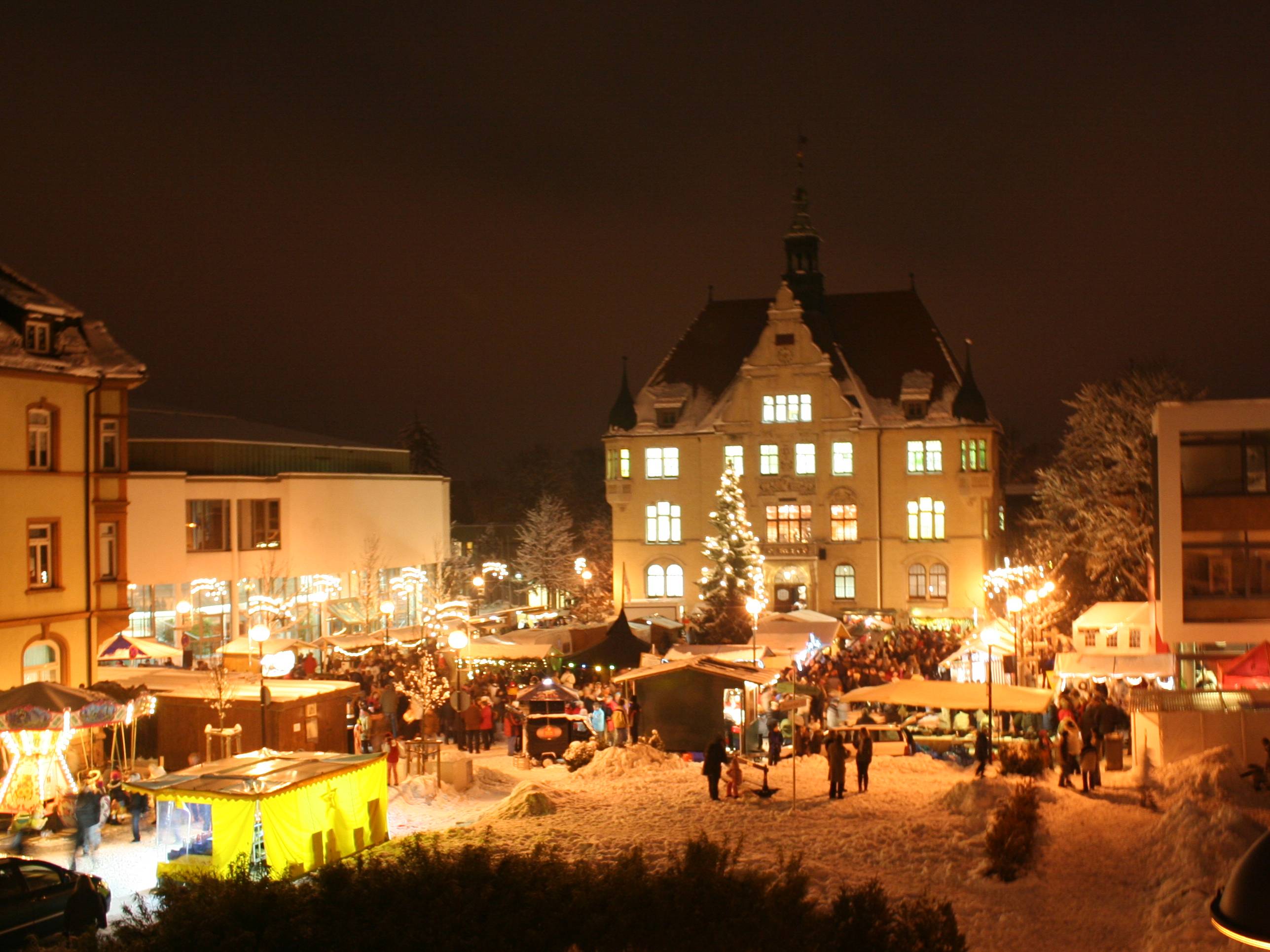 
    
            
                    Weihnachtsmarkt vor dem Rathaus
                
        
