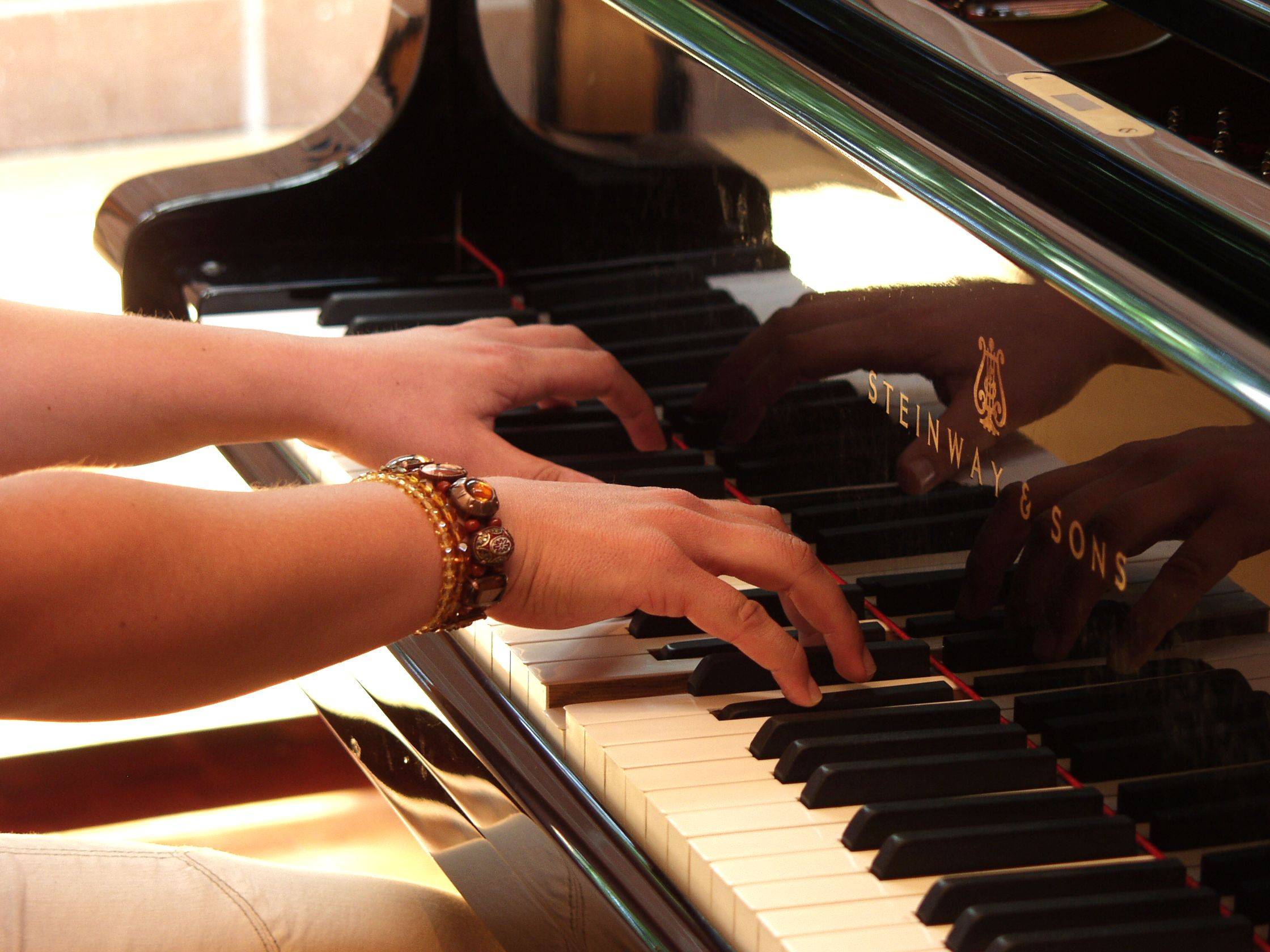 
    
            
                    Klavierspielende Hände
                
        
