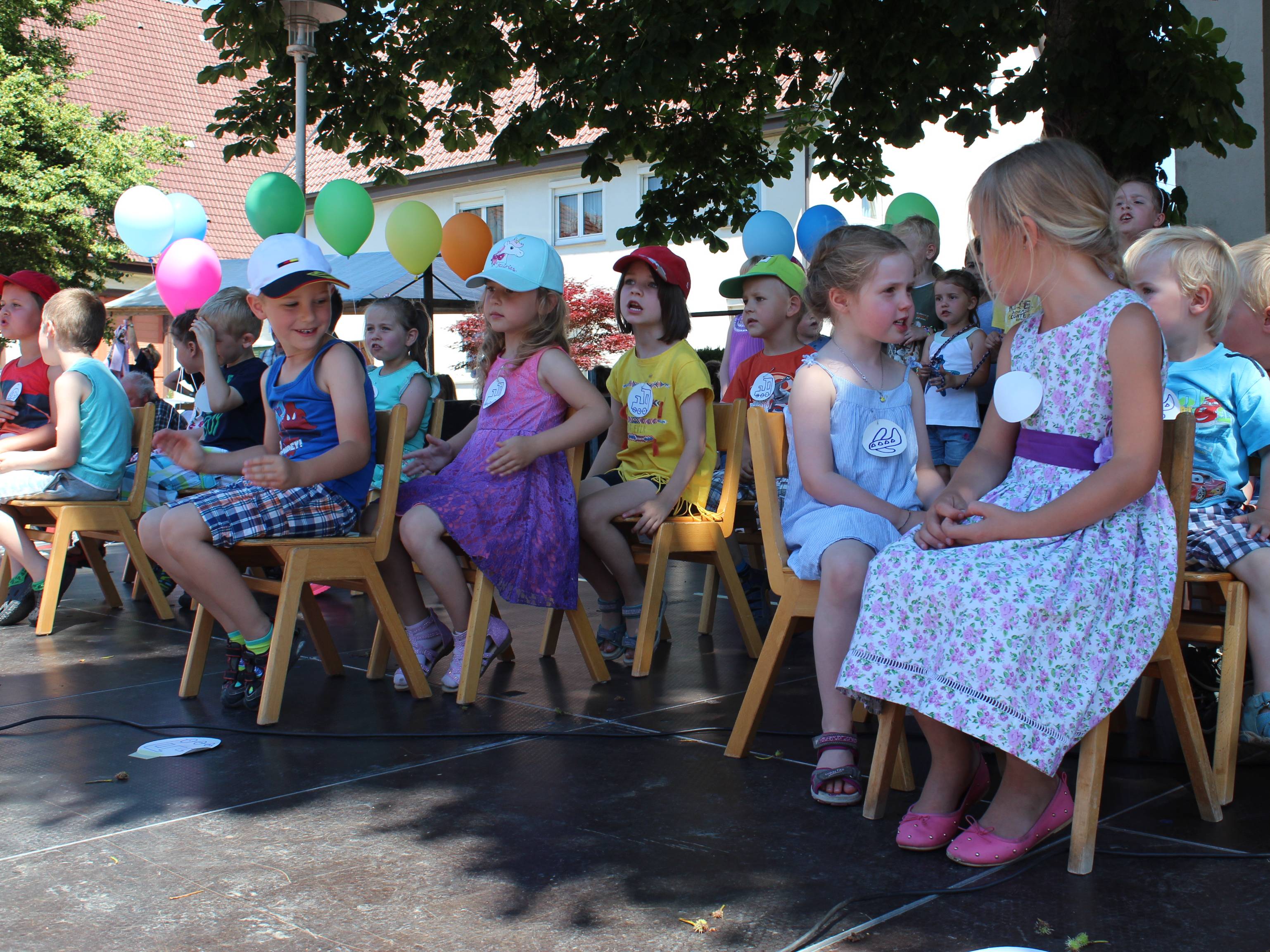 
    
            
                    Kindergarten beim Dorffest
                
        
